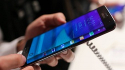 Смартфон с изогнутым экраном Samsung Galaxy Note Edge поступит в продажу в конце 2014 года