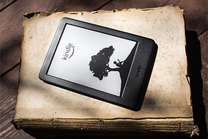 Обзор Amazon Kindle 10: самый доступный Киндл – теперь с подсветкой