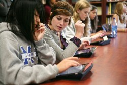 Белый дом призвал школы США перейти на электронные книги