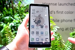 Первый в мире: на CES 2020 представлен смартфон с цветным E-Ink экраном